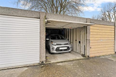 2 bedroom house for sale, Woodrush Way, Romford