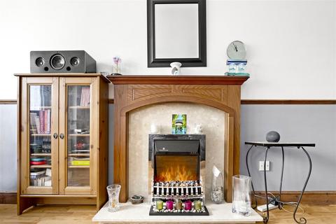 2 bedroom house for sale, Woodrush Way, Romford