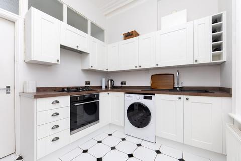 2 bedroom flat to rent, Earls Avenue, Folkestone, Kent, CT20