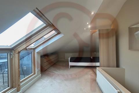1 bedroom in a house share to rent, Alfred Road, Acton, W3