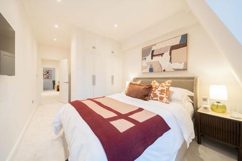 2 bedroom flat to rent, Cadogan Square, London SW1X