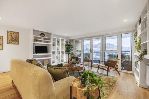2 bedroom flat for sale, Lombard Road, London, SW11
