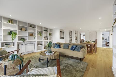 2 bedroom flat for sale, Lombard Road, London, SW11