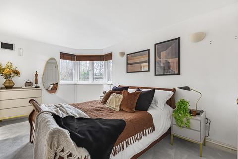 2 bedroom flat for sale, Lombard Road, London, SW11