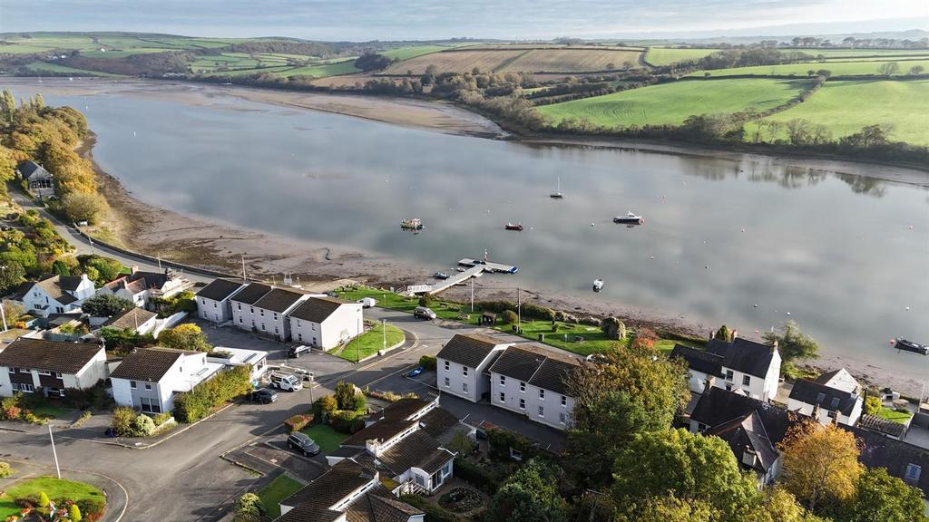 4 Glanteifion Flats, The Moorings St. Dogmaels,...