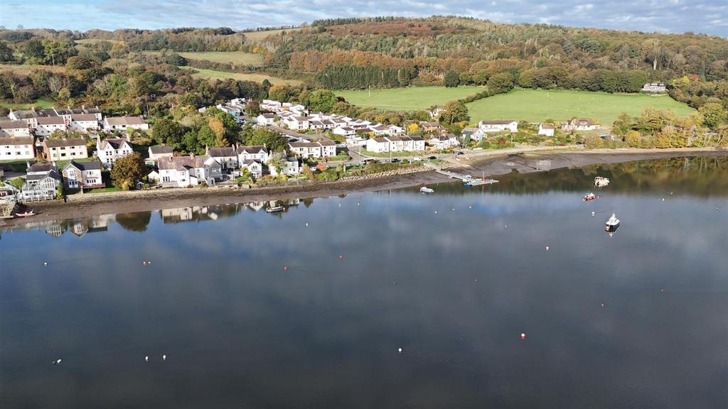 4 Glanteifion Flats, The Moorings St. Dogmaels,...