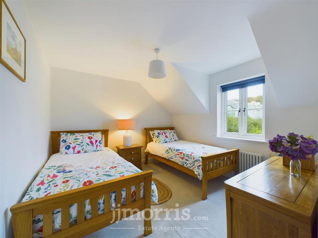 Bedroom 2 (rear)