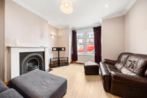 3 bedroom house to rent, Fallsbrook Road, London SW16