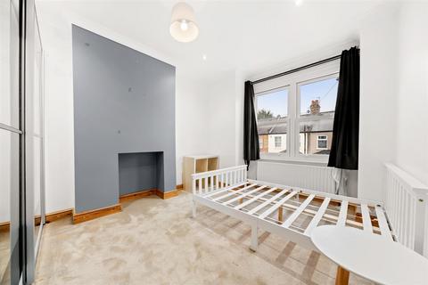 3 bedroom house to rent, Fallsbrook Road, London SW16