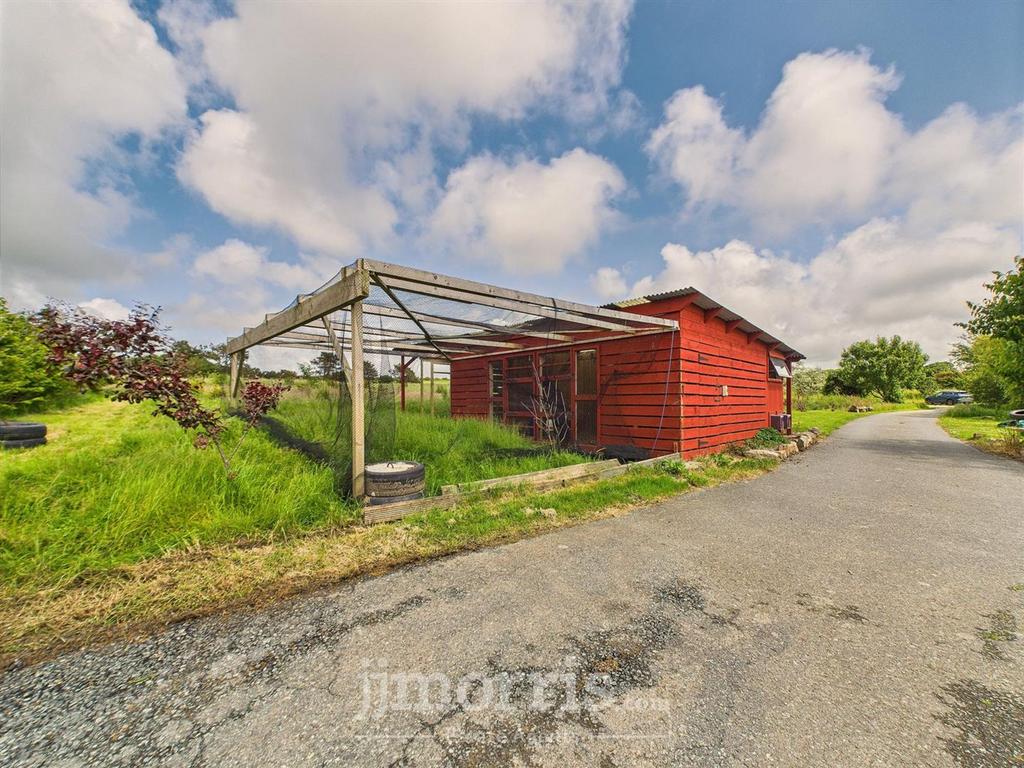 Chicken Shed with Run