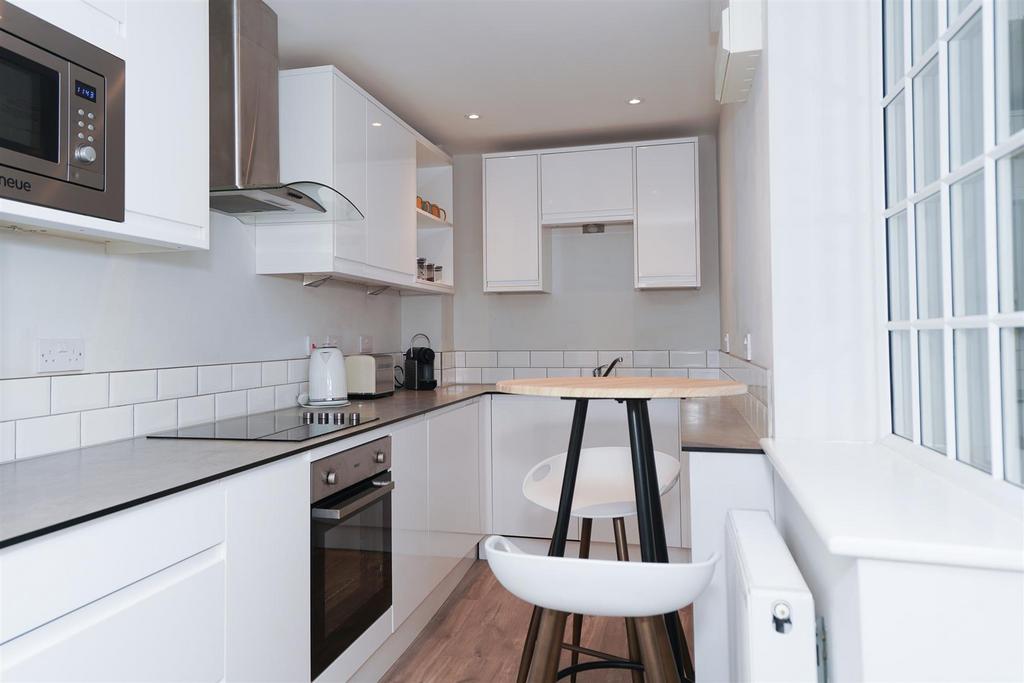 The Basement Apartment 29 Milverton Cresent-4.jpg