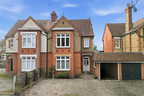 2 bedroom apartment to rent, Lindsey Street, Epping
