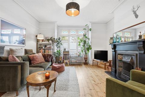 2 bedroom apartment to rent, Lindsey Street, Epping