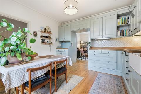 2 bedroom apartment to rent, Lindsey Street, Epping