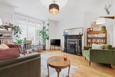 2 bedroom apartment to rent, Lindsey Street, Epping