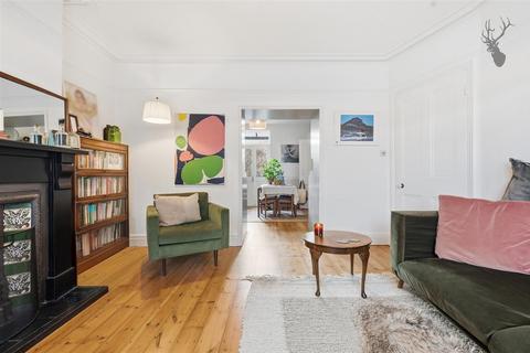 2 bedroom apartment to rent, Lindsey Street, Epping