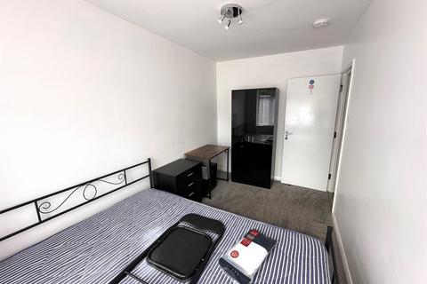 6 bedroom detached bungalow to rent, Polehill Road, Hillingdon, Middlesex