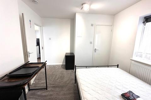 6 bedroom detached bungalow to rent, Polehill Road, Hillingdon, Middlesex