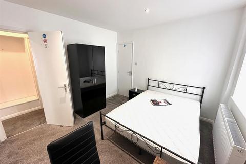 6 bedroom detached bungalow to rent, Polehill Road, Hillingdon, Middlesex