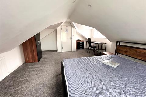6 bedroom detached bungalow to rent, Polehill Road, Hillingdon, Middlesex