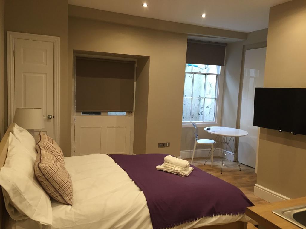 Neat, well-presented double bedroom with a comf...