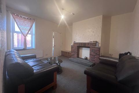3 bedroom flat to rent, Bensham Avenue, Gateshead NE8