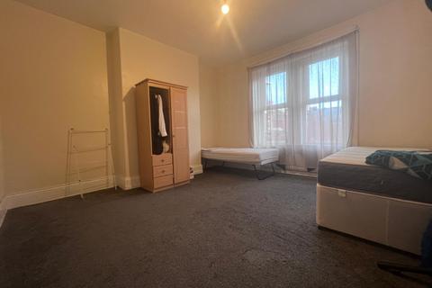 3 bedroom flat to rent, Bensham Avenue, Gateshead NE8