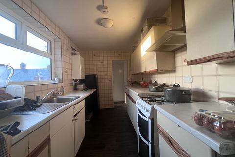3 bedroom flat to rent, Bensham Avenue, Gateshead NE8