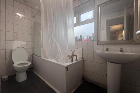 3 bedroom flat to rent, Bensham Avenue, Gateshead NE8