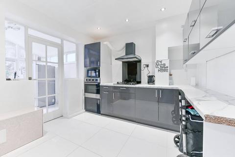 3 bedroom end of terrace house to rent, Thornton Road, Sutton, Carshalton, SM5