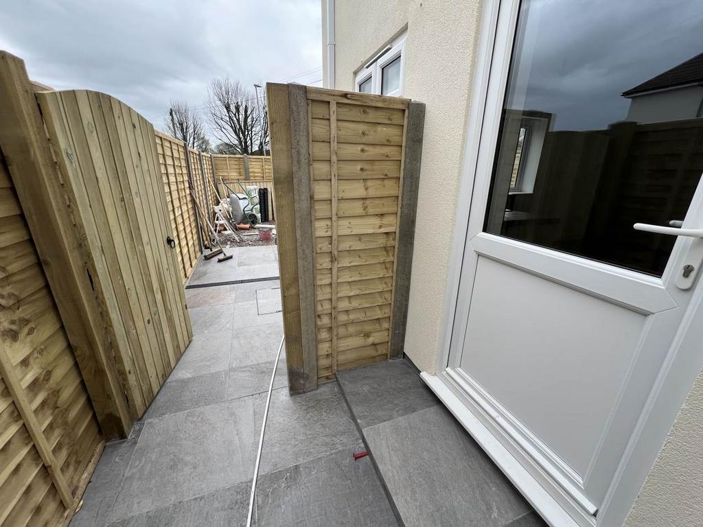 Side gate
