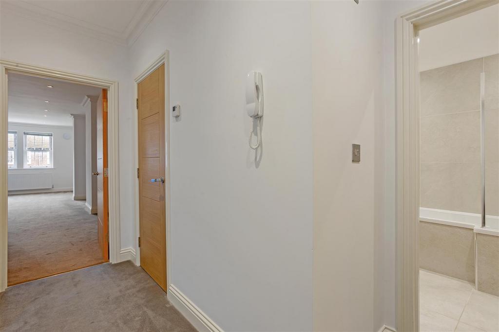 68833 Flat D 37 High Street (17).jpg