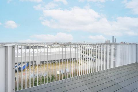 3 bedroom flat to rent, Lakeside Drive, Park Royal, London, NW10