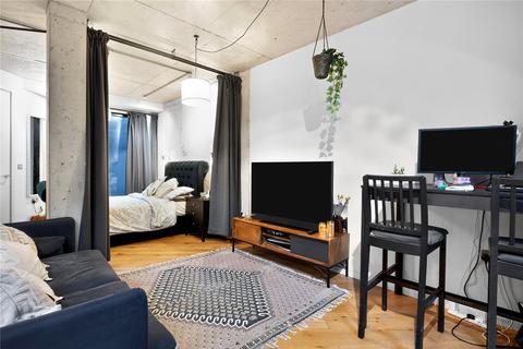 Studio to rent, Wallis Road, London, E9