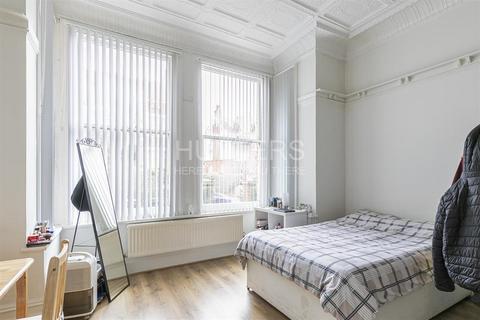 Studio to rent, Fawley Road, NW6