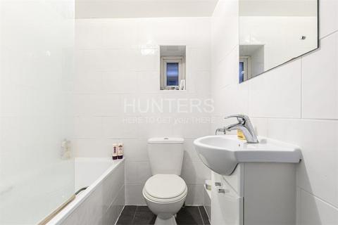 Studio to rent, Fawley Road, NW6