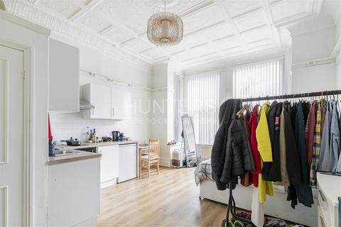 Studio to rent, Fawley Road, NW6