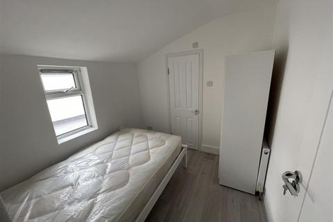 1 bedroom in a house share to rent, Denny Road, London