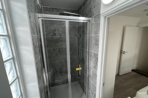 1 bedroom in a house share to rent, Denny Road, London