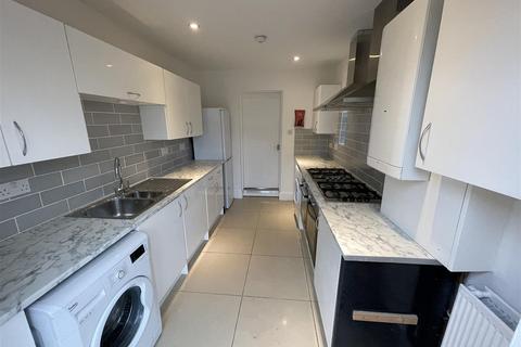 1 bedroom in a house share to rent, Denny Road, London