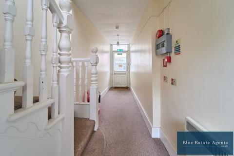 2 bedroom flat to rent, Heston Road, Hounslow, TW5