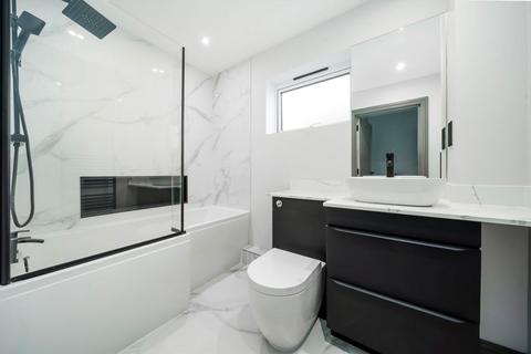 2 bedroom flat to rent, Colney Hatch Lane, London N10