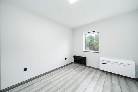 2 bedroom flat to rent, Colney Hatch Lane, London N10