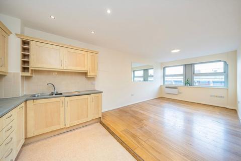 2 bedroom flat to rent, London Road, London