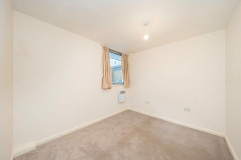 2 bedroom flat to rent, London Road, London