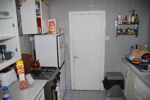 2 bedroom terraced house to rent, Braemar Road, Brentford