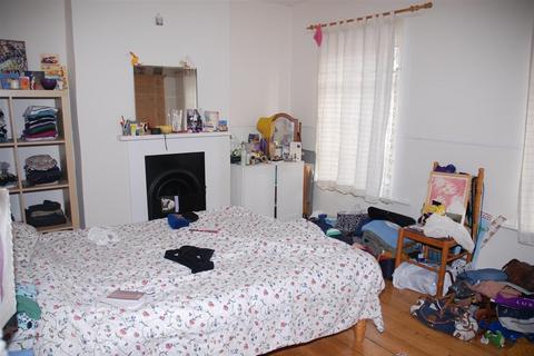 2 bedroom terraced house to rent, Braemar Road, Brentford