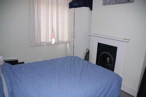 2 bedroom terraced house to rent, Braemar Road, Brentford