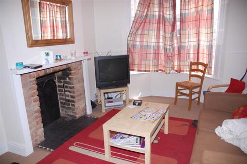 2 bedroom terraced house to rent, Braemar Road, Brentford