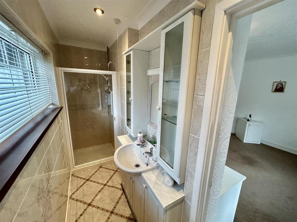 Ensuite.JPG
